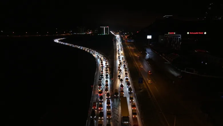 Akın akın dönüyorlar; Kuyruk 40 kilometreyi aştı