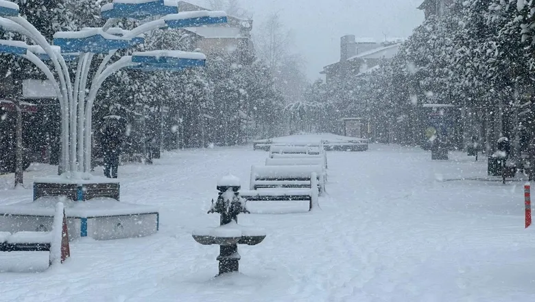 Akyazı 2026'ya karla uyandı