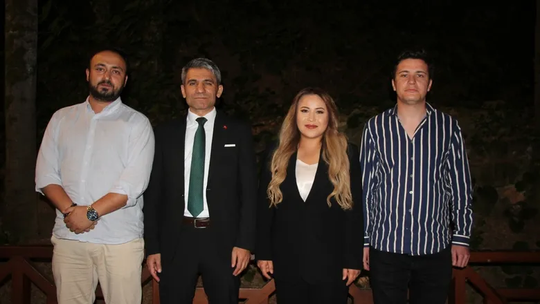 Akyazı Adliyesi’nden Veda Yemeği: Hakim ve İcra Müdürüne Plaketli Uğurlama