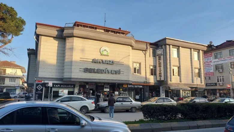 Akyazı belediyesi hizmet binasındaki dükkanları sattı