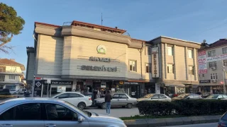 Akyazı belediyesi hizmet binasındaki dükkanları sattı