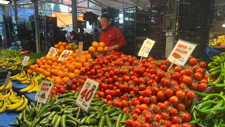 Akyazı Çarşamba Pazarı’nda domates zirvede