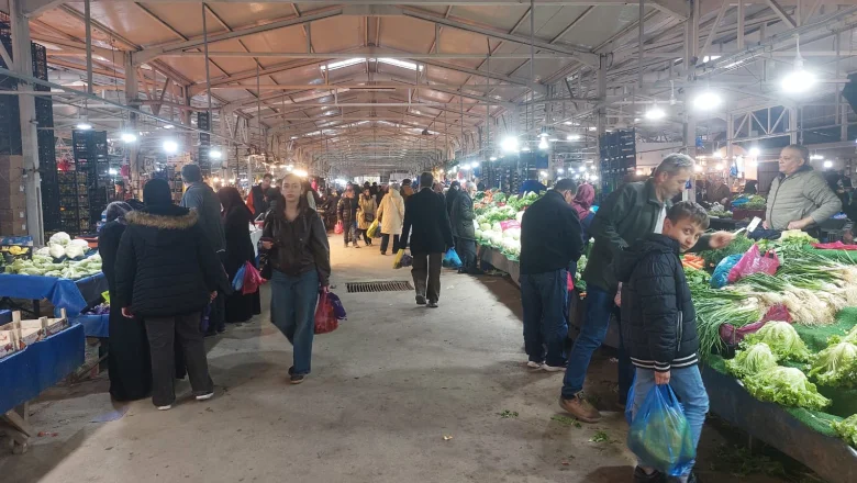 Akyazı Çarşamba Pazarı’nda Fiyatlar Dengede: Yaz Meyveleri Ucuzluyor, Sebzede Kısmi Düşüş