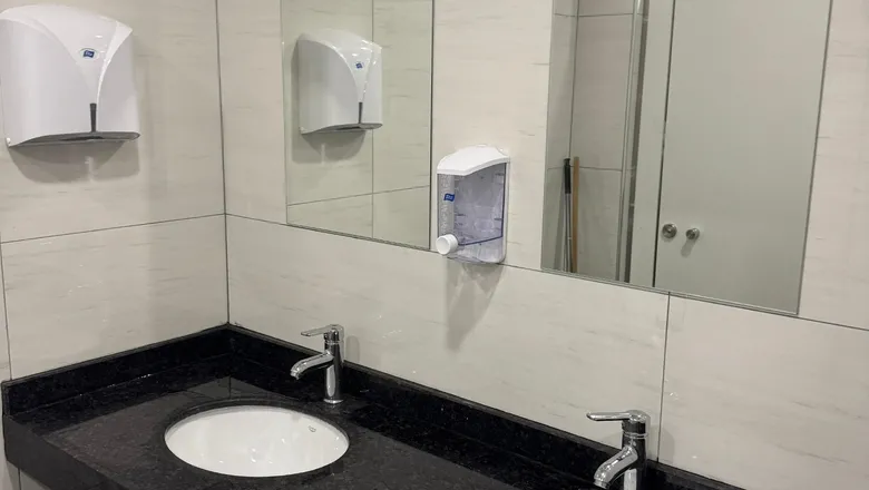 Akyazı'da acil servis lavaboları yenilendi