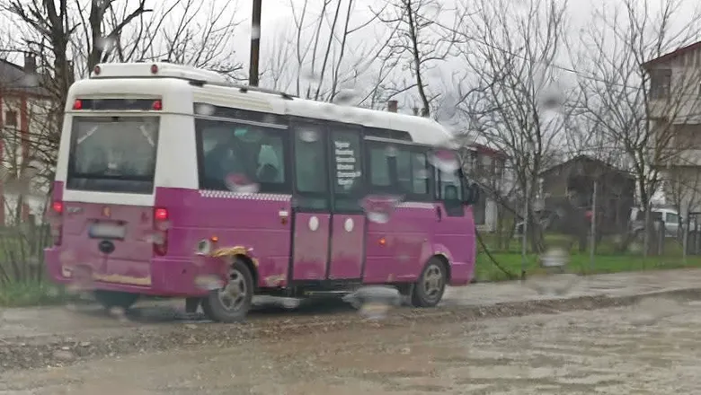 Akyazı'da bozuk yolda araçlar kaldırımda gitmeye başladı