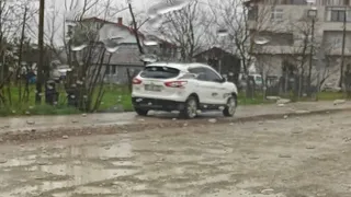 Akyazı'da bozuk yolda araçlar kaldırımda gitmeye başladı