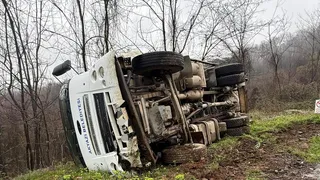 Akyazı'da çöp kamyonu devrildi: 3 yaralı