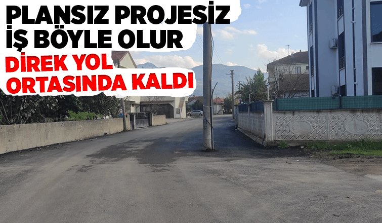Akyazı'da direk yol ortasında kaldı