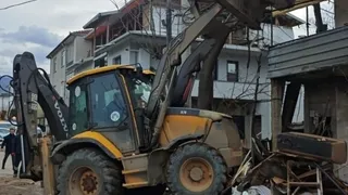 Akyazı'da evden kamyonlar dolusu çöp çıktı