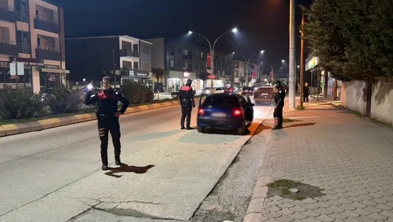 Akyazı'da Gece Operasyonu Uyuşturucu Ve Silahla Yakalandılar