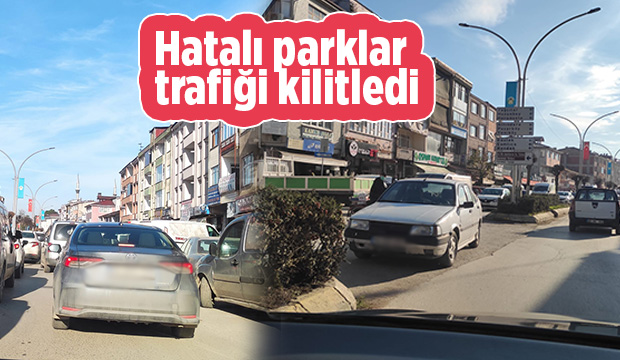 Akyazı'da hatalı parklar trafiği kilitledi