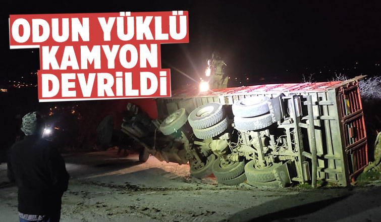 Akyazı'da kamyon devrildi