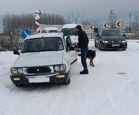 Akyazı'da kar ve buzda araçlar yolda kaldı