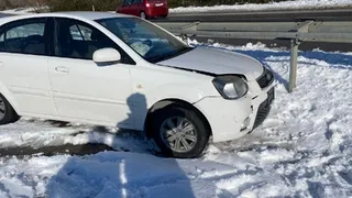 Akyazı'da kar ve buzda araçlar yolda kaldı