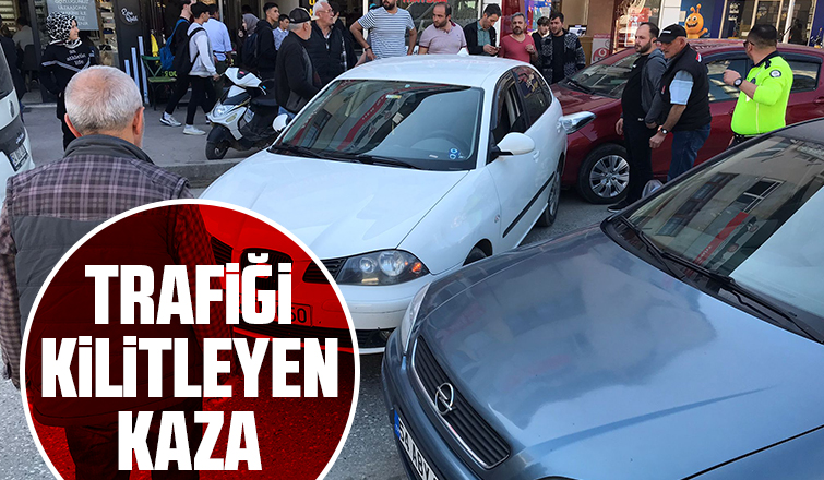 Akyazı'da kaza sonrası trafik kilitlendi