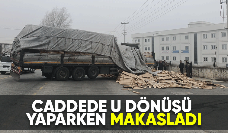 Akyazı'da makaslayan tır trafiği aksattı