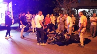 Akyazı'da motosiklet yayalara çarptı: 3 yaralı