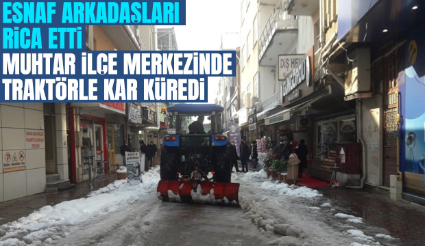 Akyazı'da muhtar ilçe merkezinde traktörle kar küredi
