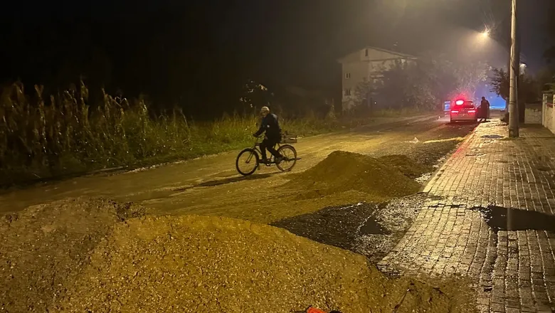 Akyazı'da önlemsiz kum yığını kazaya neden oldu