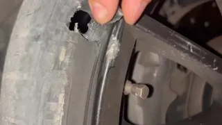 Akyazı'da rögar çukuruna giren aracın iki lastiği yarıldı