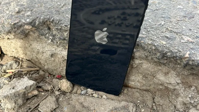 Akyazı'da rögar çukuruna giren aracın iki lastiği yarıldı