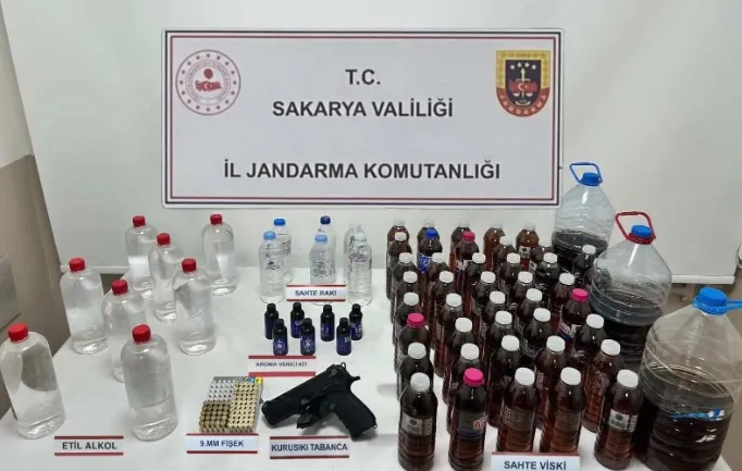Akyazı'da sahte alkol üreten kişiye operasyon