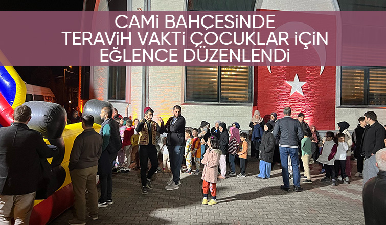 Akyazı'da teravih vakti çocuklar doyasıya eğlendi