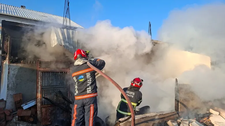 Akyazı'da yangın; Patlama sesi paniğe neden oldu