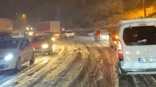 Akyazı'da yoğun kar yağışı, pek çok saatlerdir kapalı