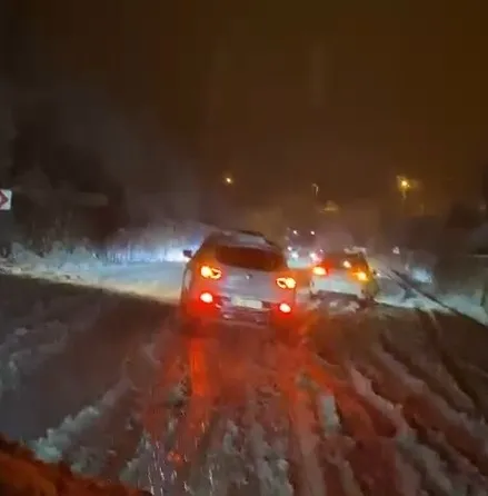 Akyazı'da yoğun kar yağışı, pek çok yol saatlerdir kapalı