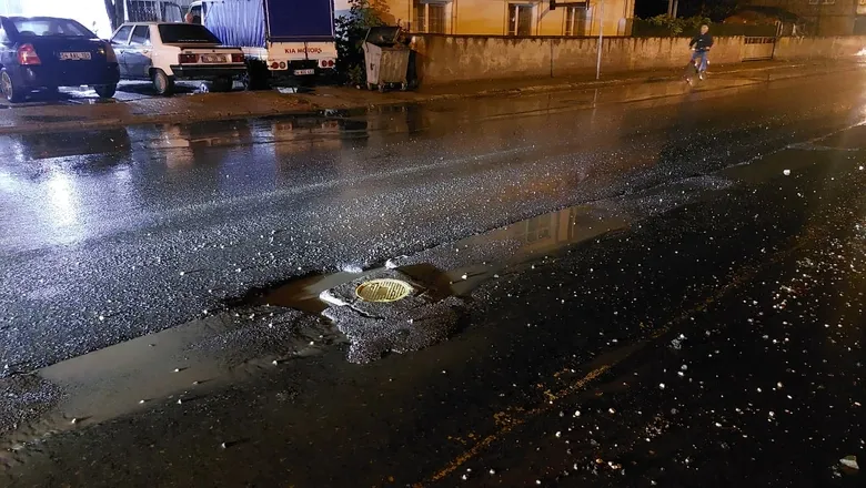 Akyazı'da yoldaki çukur araçların lastiklerini kesti