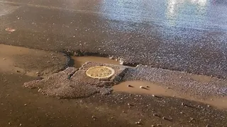 Akyazı'da yoldaki çukur araçların lastiklerini kesti