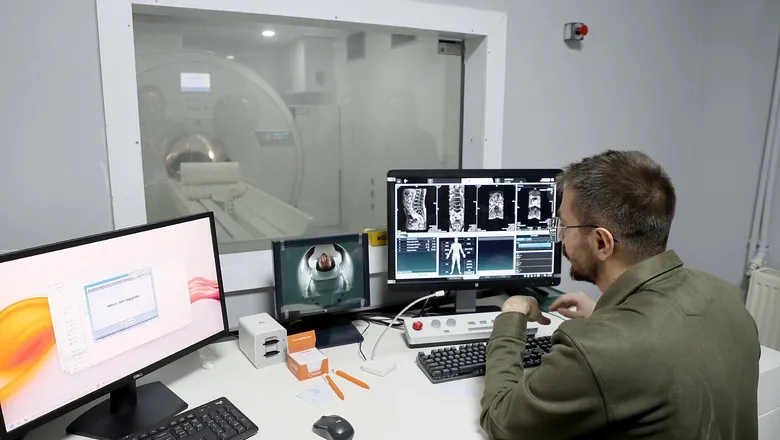 Akyazı Devlet Hastanesi’nde yapay zekâ destekli MR dönemi
