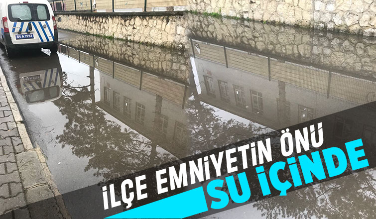 Akyazı emniyetinin önündeki yol göle döndü