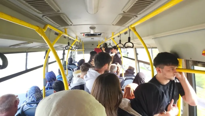 Akyazı halk otobüsünde fazla yolcu tepkisi