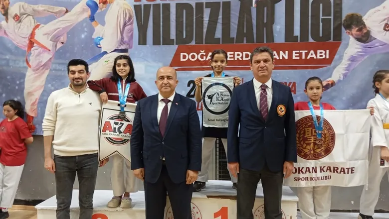 Akyazı karateciler şampiyonaya damga vurdu