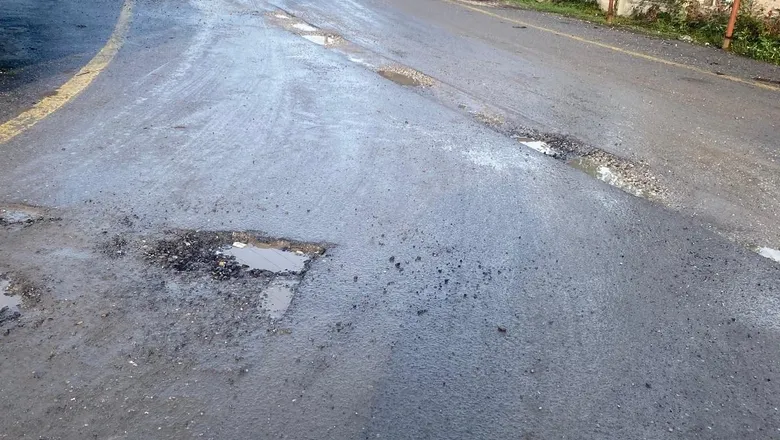 Akyazı Osmanbey Mahallesi’nde vatandaşlar, bozuk ve çamurlaşan yollardan şikayetçi