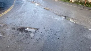 Akyazı Osmanbey Mahallesi’nde vatandaşlar, bozuk ve çamurlaşan yollardan şikayetçi