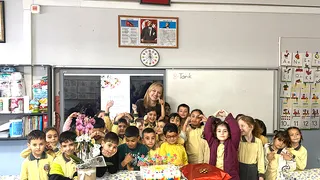 Akyazı Paris İlköğretim Okulu 1/D sınıfı öğrencilerinden duygu dolu Öğretmenler Günü sürprizi