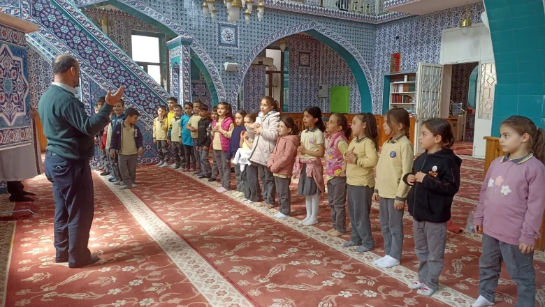 Akyazı Paris İlkokulu öğrencilerinden cami ziyareti