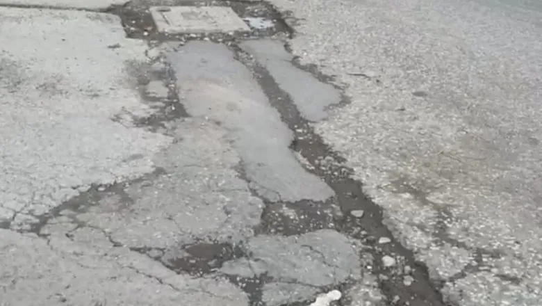 Akyazı Paris İlkokulu ve Ortaokulu önünde bozuk yol tepkisi
