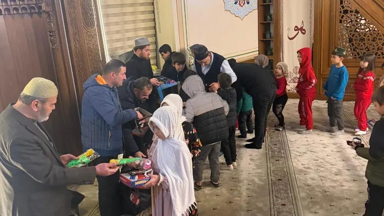 Akyazı’da Berat Gecesi’nde Çocuklara Hediye Sevinci