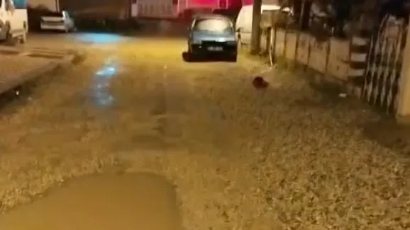 Akyazı’da Bozuk Yol Tepkisi: Yağmurda Sokak Göle Dönüyor