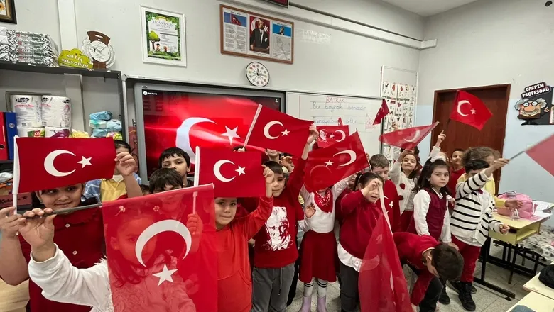 Akyazı’da Ders Zili Bayrak Sevgisiyle Çaldı