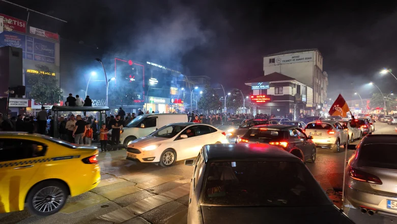 Akyazı’da Galatasaray taraftarı şampiyonluğu kutladı