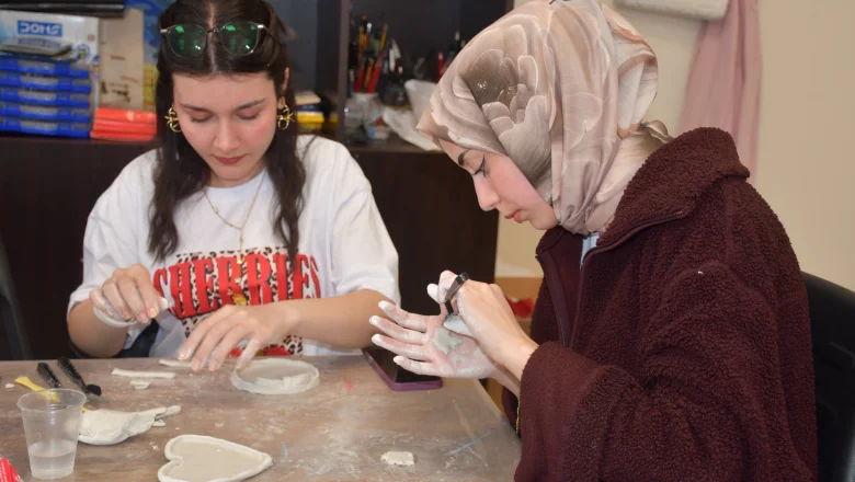 Akyazı’da gençlerden Kil atölyesine yoğun ilgi