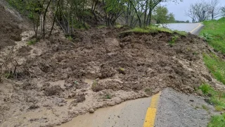 Akyazı'da heyelan; Yol ulaşıma kapandı