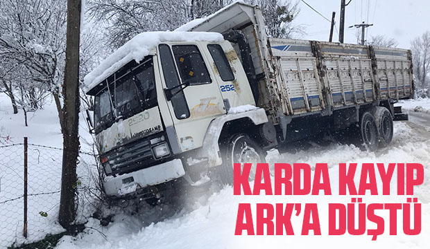 Akyazıda karda kayıp arka düştü