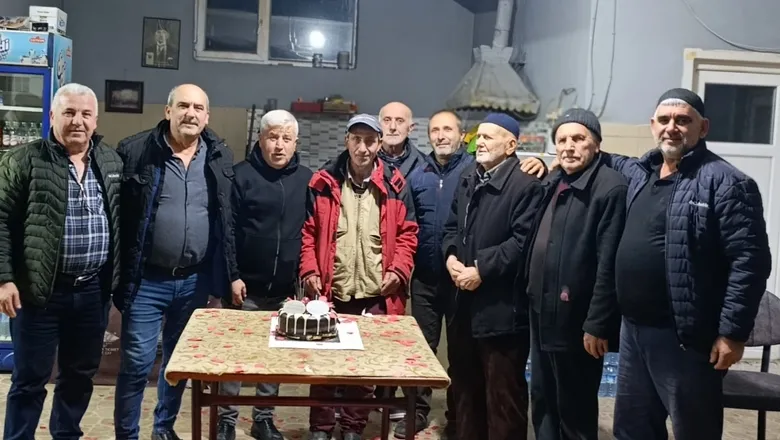 Akyazı’da Yürek Isıtan Sürpriz: 61 Yaşındaki Hüseyin Eren’e İlk Doğum Günü Kutlaması