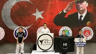 Akyazılı karateciler madalyaları topladı